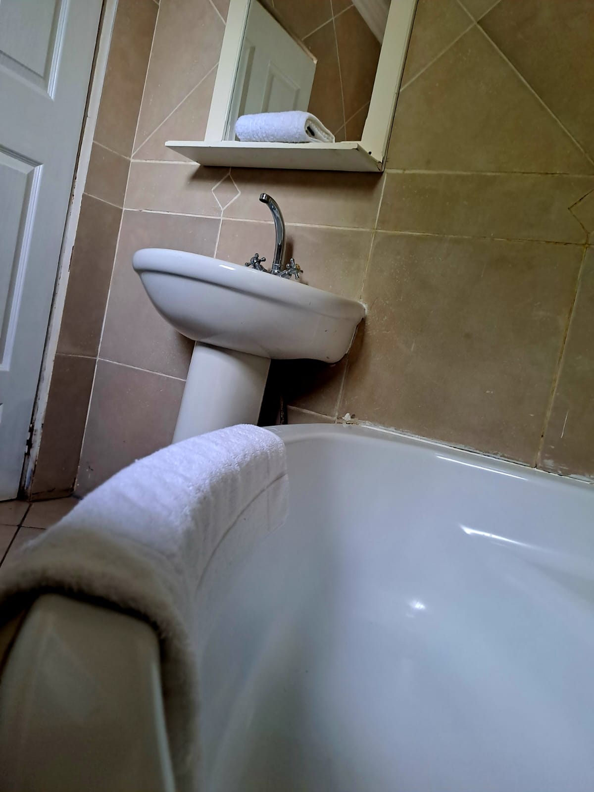 En-suite bathroom with shower and bathtub at Modjiemedi Guest House - Modern facilities near Kruger Park